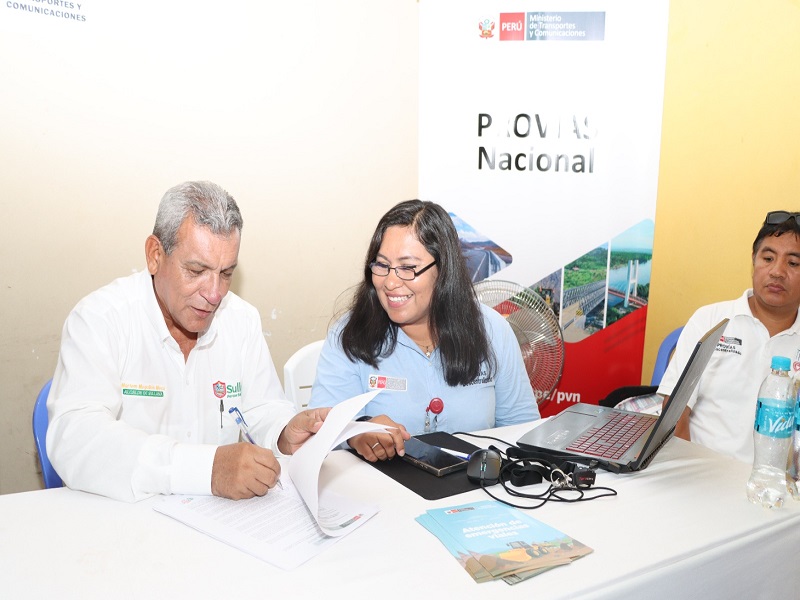 Sullana: Alcalde firma convenio con Provías para financiar 17 caminos rurales