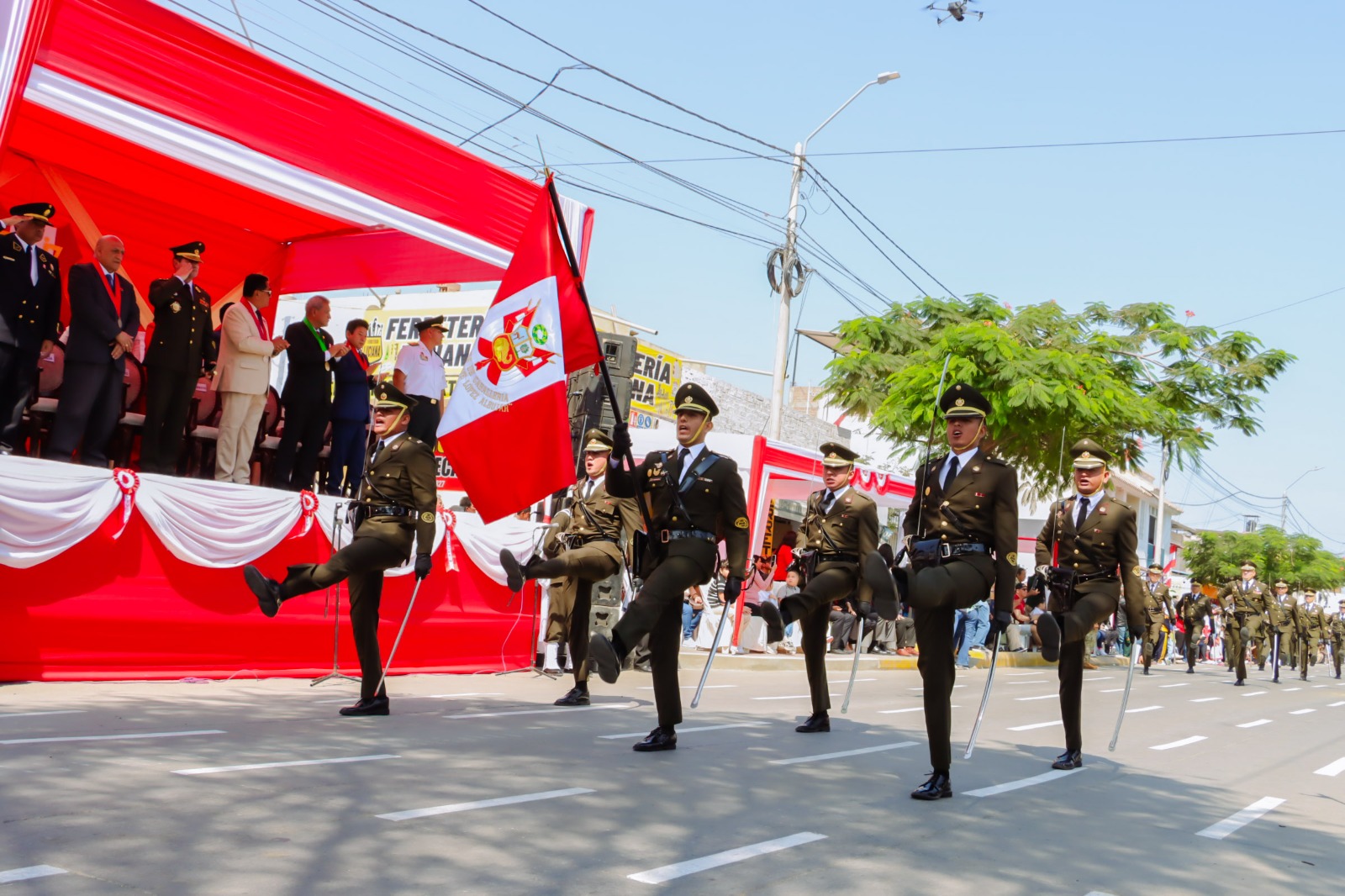 FAMILIAS DE SULLANA CELEBRARON CON ALEGRÍA EL DESFILE CÍVICO MILITAR POR FIESTAS PATRIAS