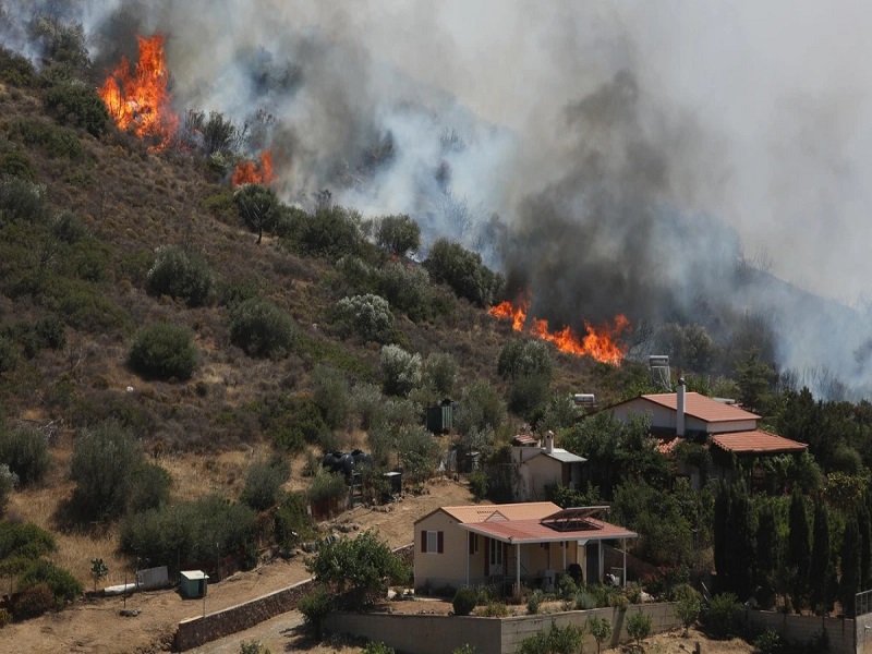Grecia: un gran incendio a las afueras de Atenas obliga a evacuar a cientos de personas
