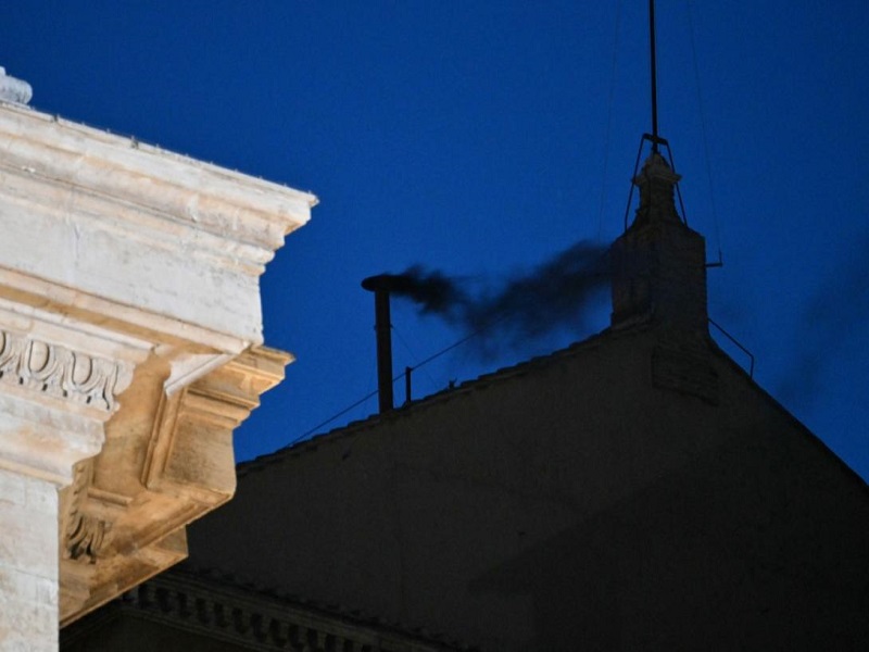 Humo negro: Cardenales no llegaron a un acuerdo para elegir al sucesor del papa Francisco