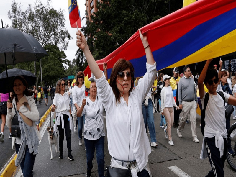Cientos de colombianos marchan por el atentado contra Miguel Uribe Turbay