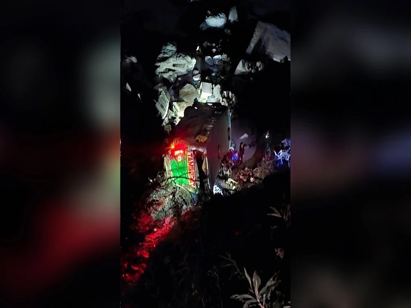 Al menos 10 muertos y 37 heridos deja caída de bus interprovincial a abismo de 200 metros en Puno
