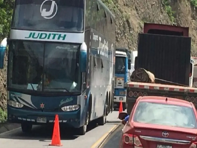 Arequipa: pasajeros se salvan de morir luego de que el bus en el que viajaban se incendiara