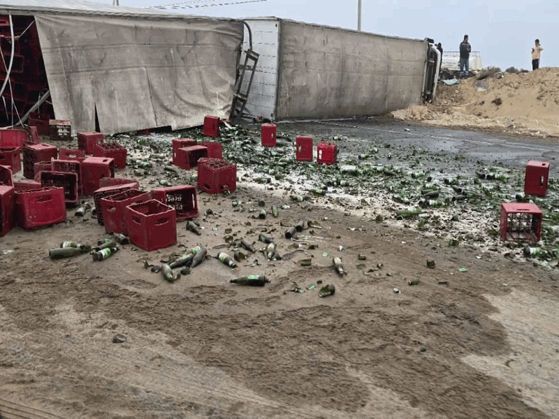 Más de 2 mil cajas de cerveza quedaron esparcidas en la Panamericana Norte tras choque entre tráiler y auto