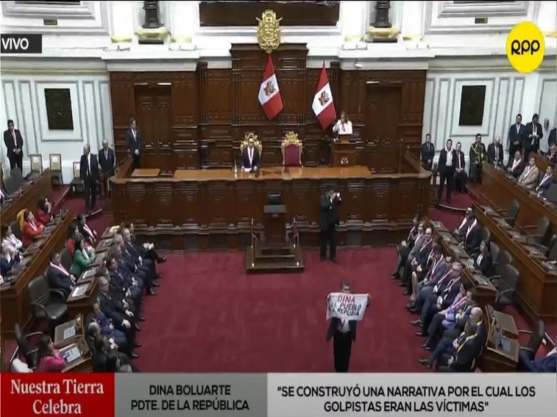 Congresista Jaime Quito interrumpe discurso de Dina Boluarte con cartel en su contra