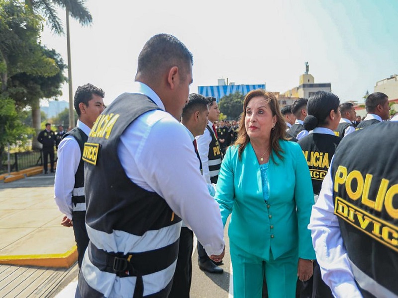 “¡Aquí nadie se rinde, cara...!”: Dina Boluarte da mensaje de respaldo a la PNP y cuestiona a la prensa crítica