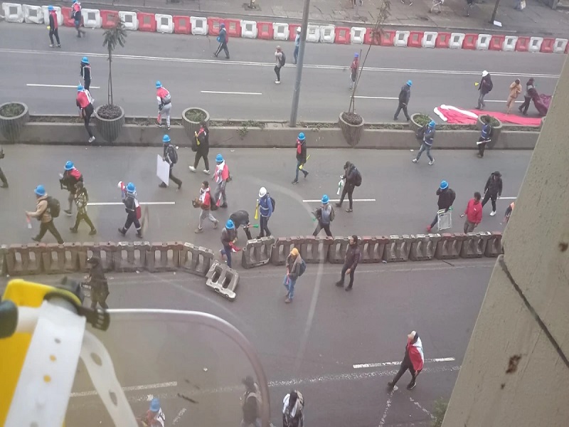 Grupo de mineros informales se enfrentó a agentes policiales en la avenida Abancay