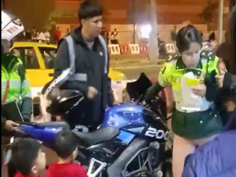 ¡INDIGNANTE! Mujer jala de los cabellos a policía durante intervención en plena Av. Wilson | 