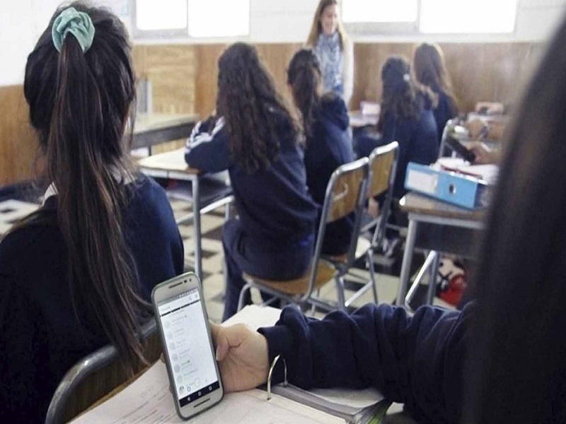 Congreso aprueba ley que regula el uso de celular en el colegio: en qué consiste la norma y cómo será aplicada