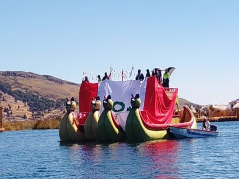 Puno: La bandera peruana flota en el Titicaca por el aniversario patrio