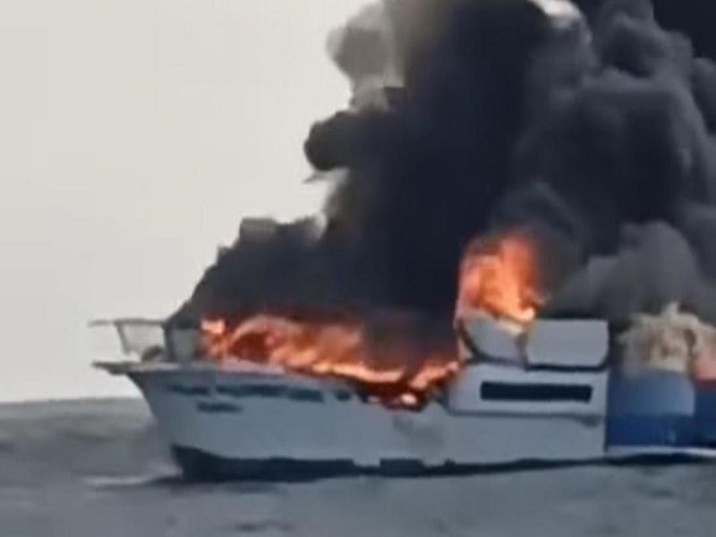 ¡EN PLENO AVISTAMIENTO DE BALLENAS! Yate SE INCENDIA en Los Órganos 